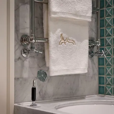 Bairro Alto - The Leading Of The World 5*
